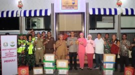 Caption. Kapolres Malang AKBP Putu Kholis Aryana dan Ketua Bhayangkari beserta Bupati Malang H.M Sanusi saat mengecek Pos Pengamanan Natal dan Tahun Baru 2024
