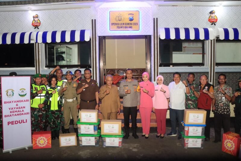 Caption. Kapolres Malang AKBP Putu Kholis Aryana dan Ketua Bhayangkari beserta Bupati Malang H.M Sanusi saat mengecek Pos Pengamanan Natal dan Tahun Baru 2024