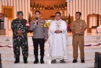 Caption. Kapolsek Cengkareng, Polres Metro Jakarta Barat, Kompol Hasoloan Situmorang, bersama Camat Kecamatan Cengkareng H. Ahmad Faqih dan Danramil 04/Cengkareng Mayor Arh. Tri Ananto Bawakan Pesan Damai Saat Amankan Natal di Gereja Santa Matias Rasul