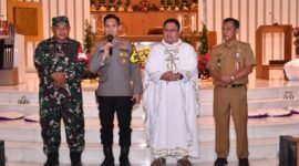 Caption. Kapolsek Cengkareng, Polres Metro Jakarta Barat, Kompol Hasoloan Situmorang, bersama Camat Kecamatan Cengkareng H. Ahmad Faqih dan Danramil 04/Cengkareng Mayor Arh. Tri Ananto Bawakan Pesan Damai Saat Amankan Natal di Gereja Santa Matias Rasul