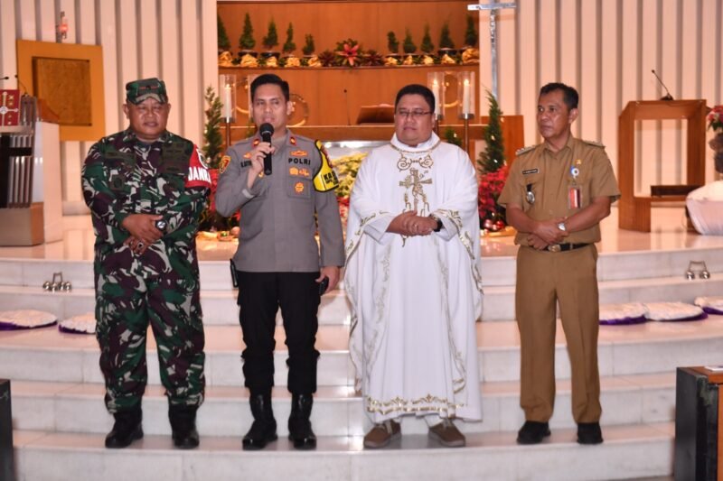 Caption. Kapolsek Cengkareng, Polres Metro Jakarta Barat, Kompol Hasoloan Situmorang, bersama Camat Kecamatan Cengkareng H. Ahmad Faqih dan Danramil 04/Cengkareng Mayor Arh. Tri Ananto Bawakan Pesan Damai Saat Amankan Natal di Gereja Santa Matias Rasul