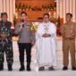 Caption. Kapolsek Cengkareng, Polres Metro Jakarta Barat, Kompol Hasoloan Situmorang, bersama Camat Kecamatan Cengkareng H. Ahmad Faqih dan Danramil 04/Cengkareng Mayor Arh. Tri Ananto Bawakan Pesan Damai Saat Amankan Natal di Gereja Santa Matias Rasul