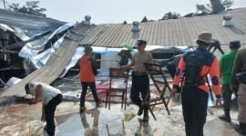 Angin Kencang dan Banjir Bandang Terjang Kabupaten Bandung, 102 Rumah Rusak dan Enam Warga Luka-Luka Dibersihkan Anggota BNPB.

