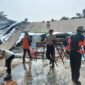 Angin Kencang dan Banjir Bandang Terjang Kabupaten Bandung, 102 Rumah Rusak dan Enam Warga Luka-Luka Dibersihkan Anggota BNPB.

