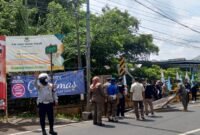 Foto : Bawaslu Kota Batu dan Satpol PP Tertibkan APK yang melanggar