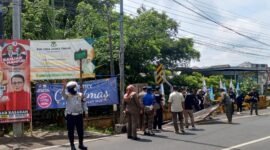 Foto : Bawaslu Kota Batu dan Satpol PP Tertibkan APK yang melanggar