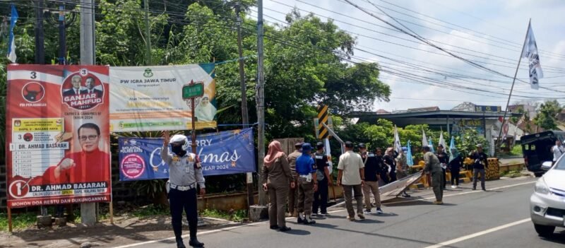 Foto : Bawaslu Kota Batu dan Satpol PP Tertibkan APK yang melanggar