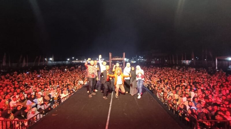 Caption. Dies Natalis STIKes Kepanjen dan penampilan Gilga band di lapangan Lumba Lumba Talok Turen kabupaten Malang 