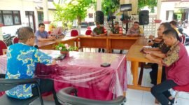 Caption. Babinsa dan Babinkantibmas Kecamatan Gadingrejo Kabupaten Pasuruan beserta unsur masyarakat dan pemerintahan desa se Kecamatan Gadingrejo saat rapat koordinasi 