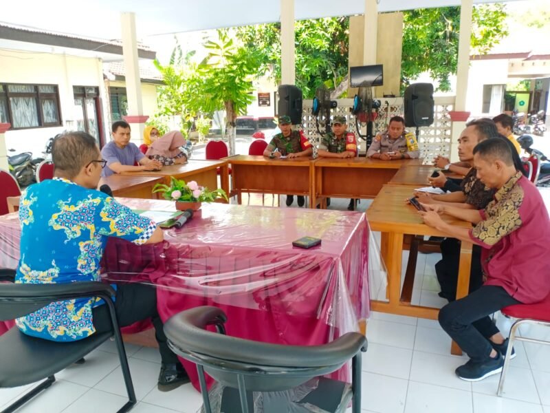 Caption. Babinsa dan Babinkantibmas Kecamatan Gadingrejo Kabupaten Pasuruan beserta unsur masyarakat dan pemerintahan desa se Kecamatan Gadingrejo saat rapat koordinasi 