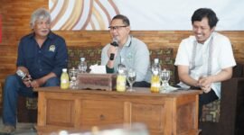 Foto : Pj Wali Kota Batu, Aries Agung Paewai, saat memberikan arahan kepada ketua dan anggota BPD se-Kota Batu