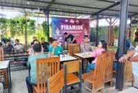 Caption. Kasihumas Polres Pasuruan IPDA Bambang bersama awak media pada kegiatan Piramida