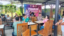 Caption. Kasihumas Polres Pasuruan IPDA Bambang bersama awak media pada kegiatan Piramida