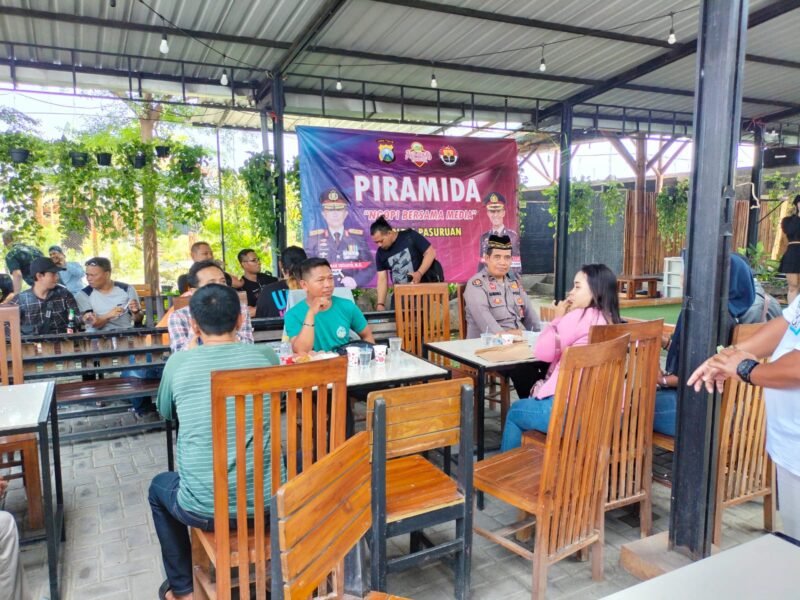 Caption. Kasihumas Polres Pasuruan IPDA Bambang bersama awak media pada kegiatan Piramida