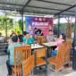 Caption. Kasihumas Polres Pasuruan IPDA Bambang bersama awak media pada kegiatan Piramida