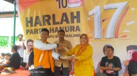 Foto : Ketua DPC Partai Hanura Kota Malang San Muarai SE saat menerima potongan tumpeng di Harlah ke 17