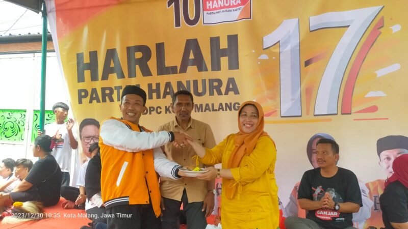 Foto : Ketua DPC Partai Hanura Kota Malang San Muarai SE saat menerima potongan tumpeng di Harlah ke 17