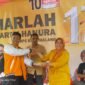 Foto : Ketua DPC Partai Hanura Kota Malang San Muarai SE saat menerima potongan tumpeng di Harlah ke 17