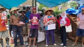 Caption.Anik Urrohma Calon Anggota DPRD Kabupaten Malang Dapil 1 giat membaur bersama masyarakat untuk mengenalkan Ganjar Mahfud dan membagi telur pindang.