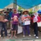 Caption.Anik Urrohma Calon Anggota DPRD Kabupaten Malang Dapil 1 giat membaur bersama masyarakat untuk mengenalkan Ganjar Mahfud dan membagi telur pindang.