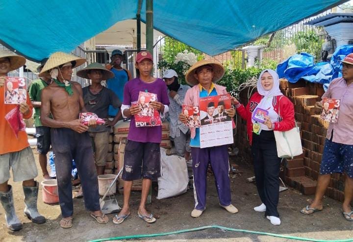 Caption.Anik Urrohma Calon Anggota DPRD Kabupaten Malang Dapil 1 giat membaur bersama masyarakat untuk mengenalkan Ganjar Mahfud dan membagi telur pindang.