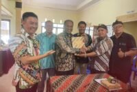 Foto : serah terima jabatan ketua RW. 07 lama ke ketua RW.07 baru di balai RW perumahan SPI