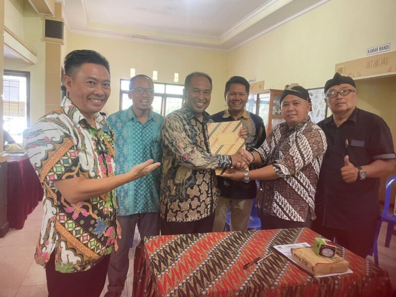 Foto : serah terima jabatan ketua RW. 07 lama ke ketua RW.07 baru di balai RW perumahan SPI
