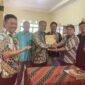 Foto : serah terima jabatan ketua RW. 07 lama ke ketua RW.07 baru di balai RW perumahan SPI
