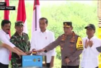 Caption. Presiden Joko Widodo didampingi Kapolri dan Panglima TNI beserta jajaran Menteri saat peletakan batu pertama gedung baru Polres khusus IKN