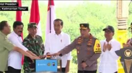 Caption. Presiden Joko Widodo didampingi Kapolri dan Panglima TNI beserta jajaran Menteri saat peletakan batu pertama gedung baru Polres khusus IKN