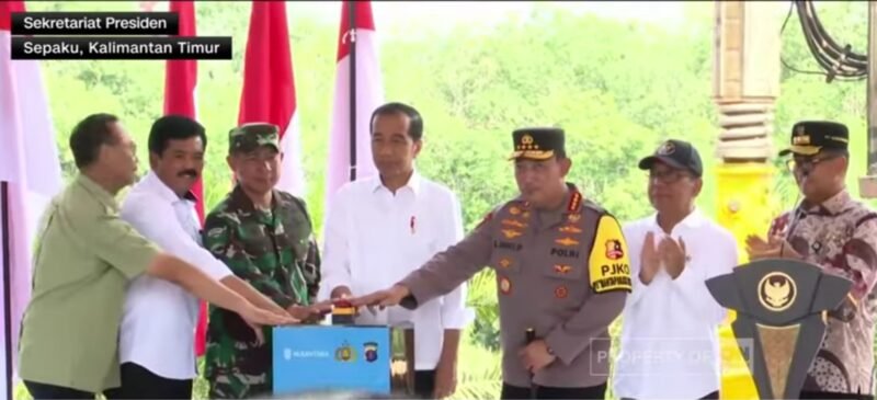 Caption. Presiden Joko Widodo didampingi Kapolri dan Panglima TNI beserta jajaran Menteri saat peletakan batu pertama gedung baru Polres khusus IKN