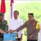 Caption. Presiden Joko Widodo didampingi Kapolri dan Panglima TNI beserta jajaran Menteri saat peletakan batu pertama gedung baru Polres khusus IKN