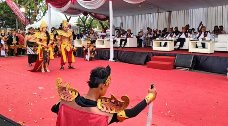 Caption. Salah satu peserta KCC menampilkan cerita kerajaan Singosari 