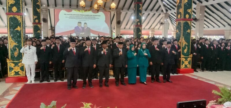 Foto : Bupati Malang H.M. Sanusi saat foto bersama usai pengambilan sumpah pejabat fungsional di Pendopo Agung Kabupaten Malang