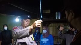 Foto : Polisi saat olah TKP kasus pemuda gantung diri 
