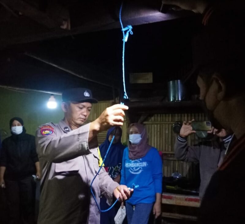 Foto : Polisi saat olah TKP kasus pemuda gantung diri 