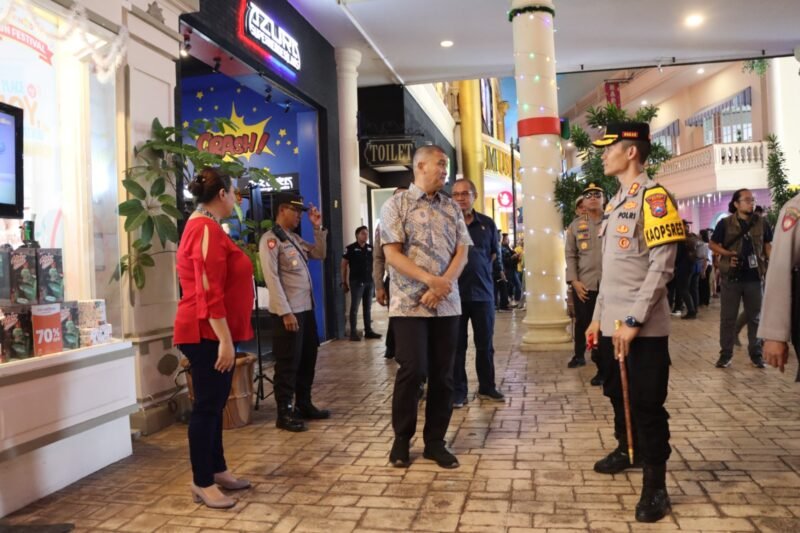 PJU Polda Jatim bersama Kapolres Batu dan jajaran meninjau arus lalin dan melakukan pengecekan kesiapan Polres Batu dalam pelaksanaan Ops Lilin