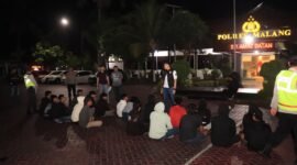 Sejumlah pemuda yang berhasil diamankan saat razia balap liar