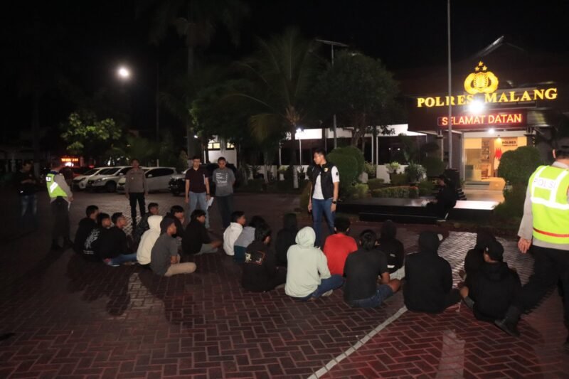 Sejumlah pemuda yang berhasil diamankan saat razia balap liar