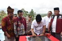 Foto : Bupati Malang HM. Sanusi saat meresmikan wisata desa BonPI