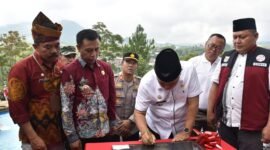 Foto : Bupati Malang HM. Sanusi saat meresmikan wisata desa BonPI