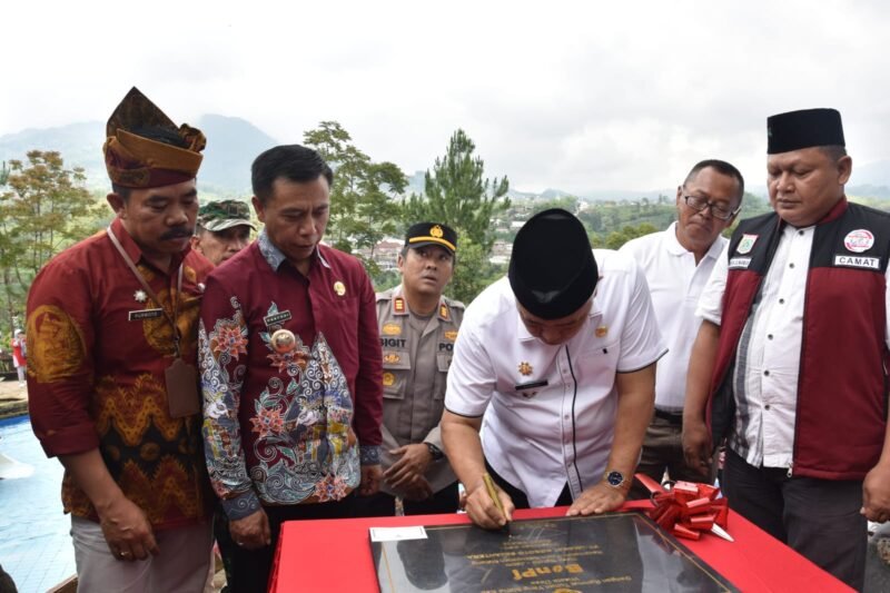 Foto : Bupati Malang HM. Sanusi saat meresmikan wisata desa BonPI