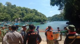 Foto : Petugas kepolisian dari Polres Malang Bersama basarnas terus melakukan upaya pencarian secara intensif