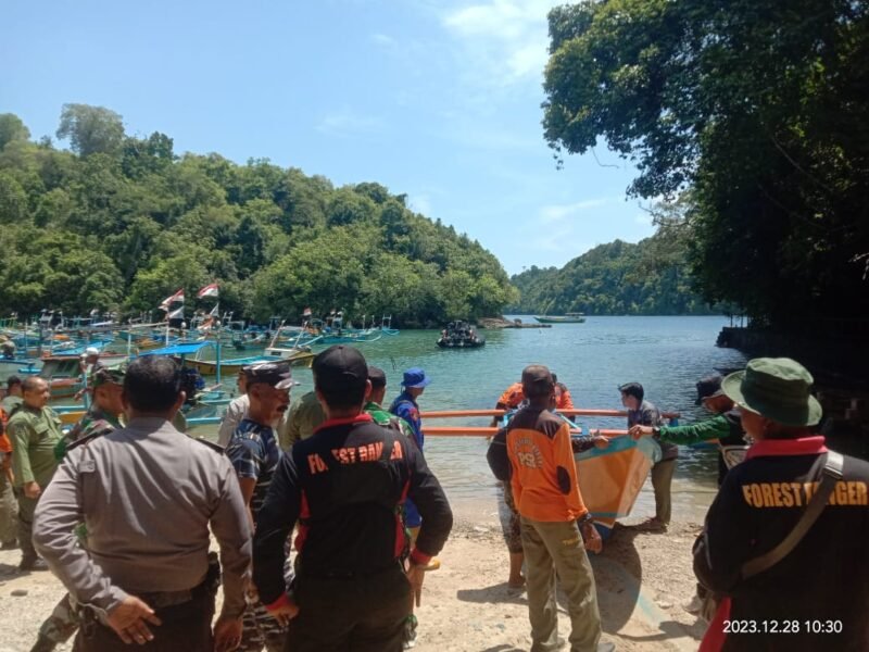 Foto : Petugas kepolisian dari Polres Malang Bersama basarnas terus melakukan upaya pencarian secara intensif