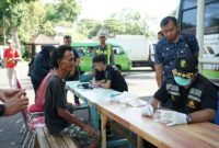 Sejumlah pengemudi angkutan umum di TerminalTalangagung, Kepanjen, Kabupaten Malang saat dilakukan tes urine oleh petugas