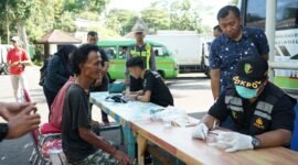 Sejumlah pengemudi angkutan umum di TerminalTalangagung, Kepanjen, Kabupaten Malang saat dilakukan tes urine oleh petugas