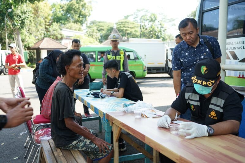 Sejumlah pengemudi angkutan umum di TerminalTalangagung, Kepanjen, Kabupaten Malang saat dilakukan tes urine oleh petugas