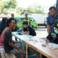 Sejumlah pengemudi angkutan umum di TerminalTalangagung, Kepanjen, Kabupaten Malang saat dilakukan tes urine oleh petugas