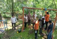 petugas kepolisian Sektor Kepanjen bersama unit identifikasi dan SAR BPBD Kabuaten Malang melakukan evakusi korban