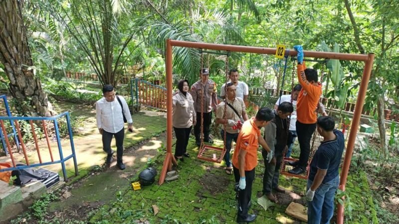 petugas kepolisian Sektor Kepanjen bersama unit identifikasi dan SAR BPBD Kabuaten Malang melakukan evakusi korban